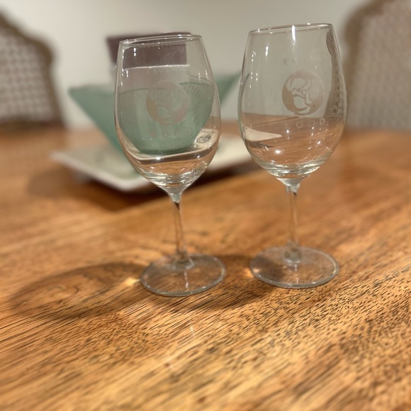 RAVENSWOOD WINERY | Crystal Clear Wine Glass Pair with winery logo - Picture 4 of 13